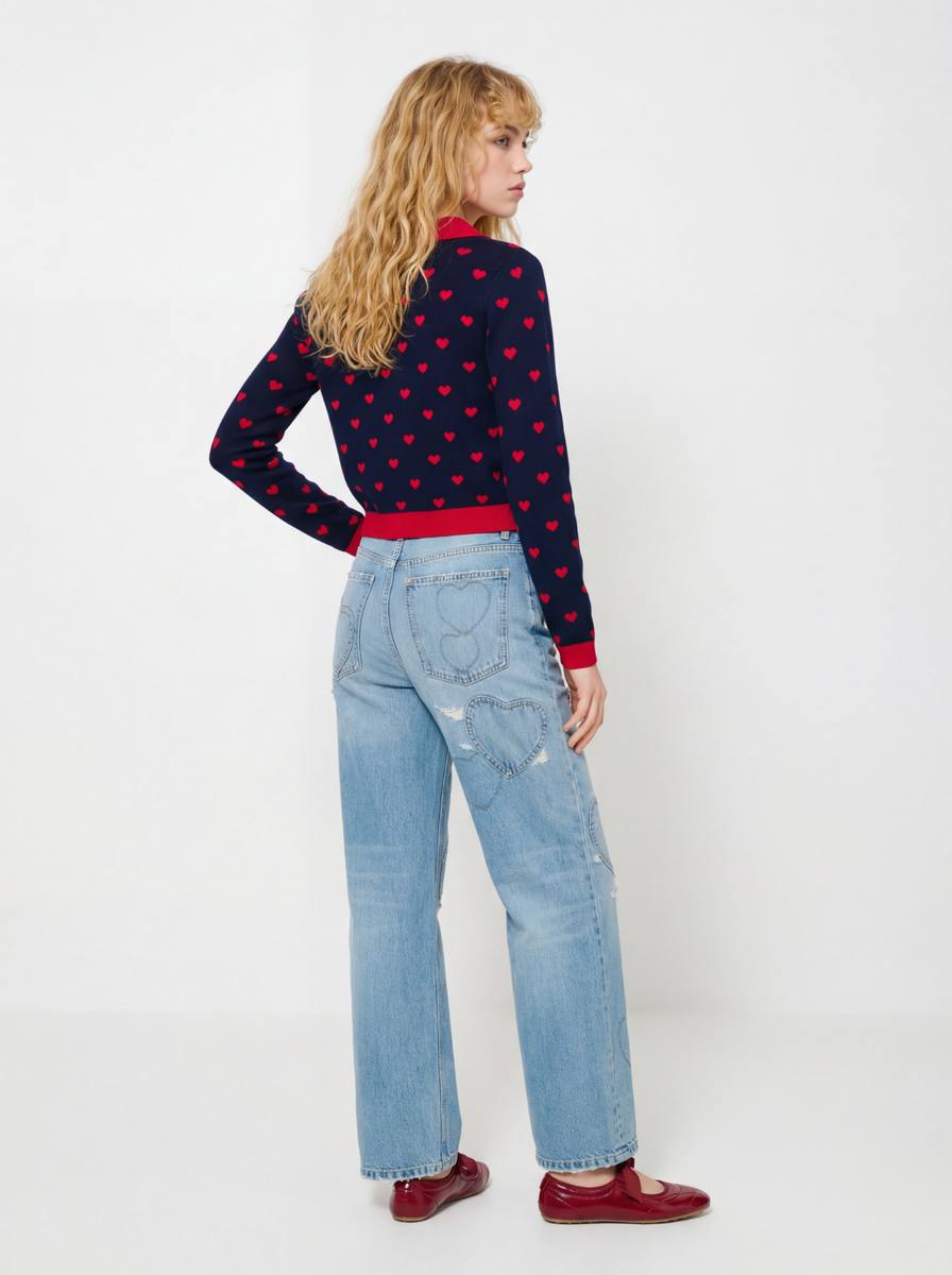 Look total denim con cardigan a cuori, vista posteriore