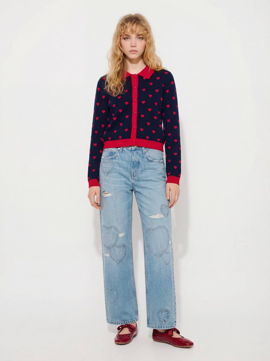 Look total denim con cardigan a cuori, vista frontale