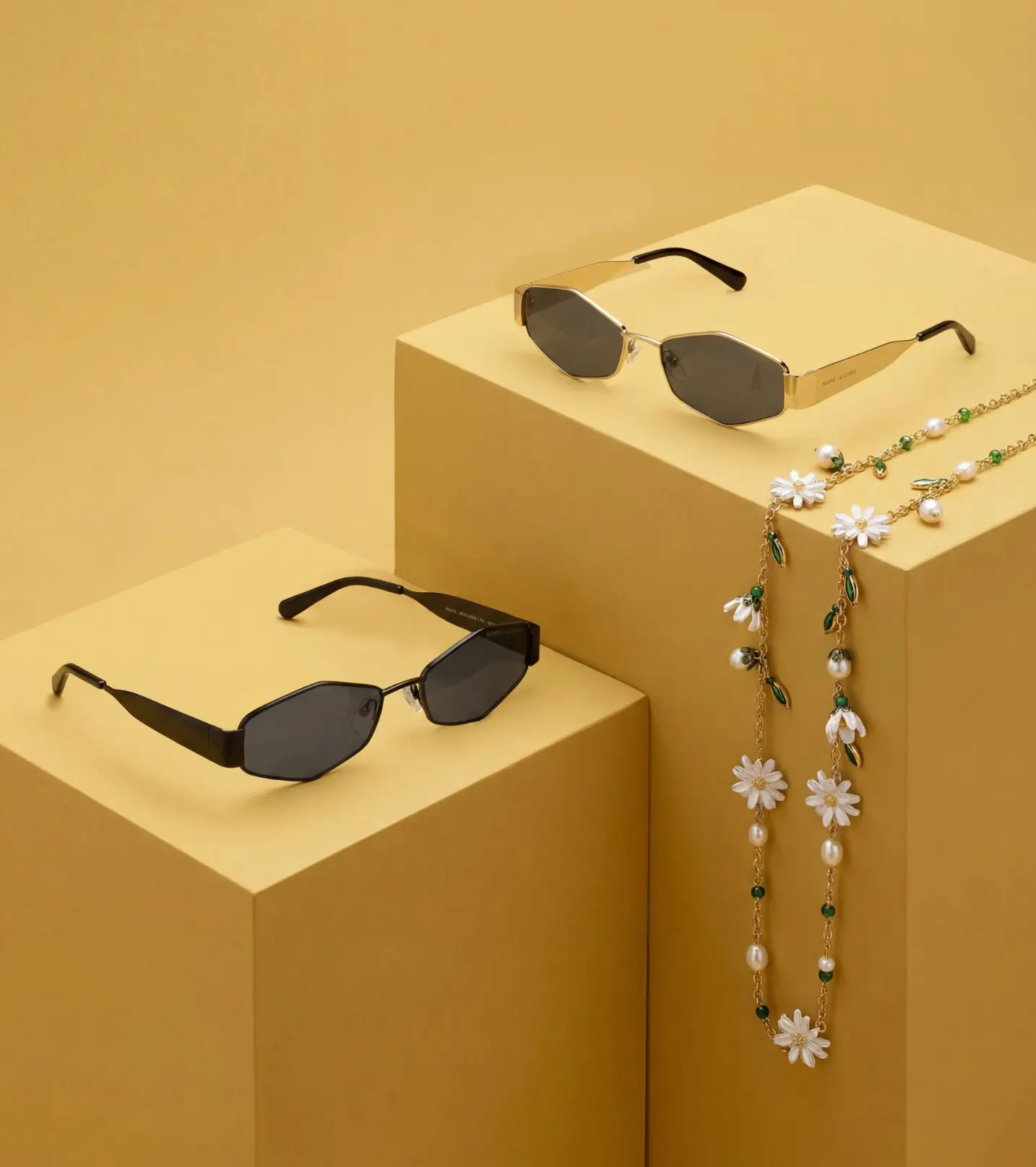 Still life occhiali e collana Marc Jacobs