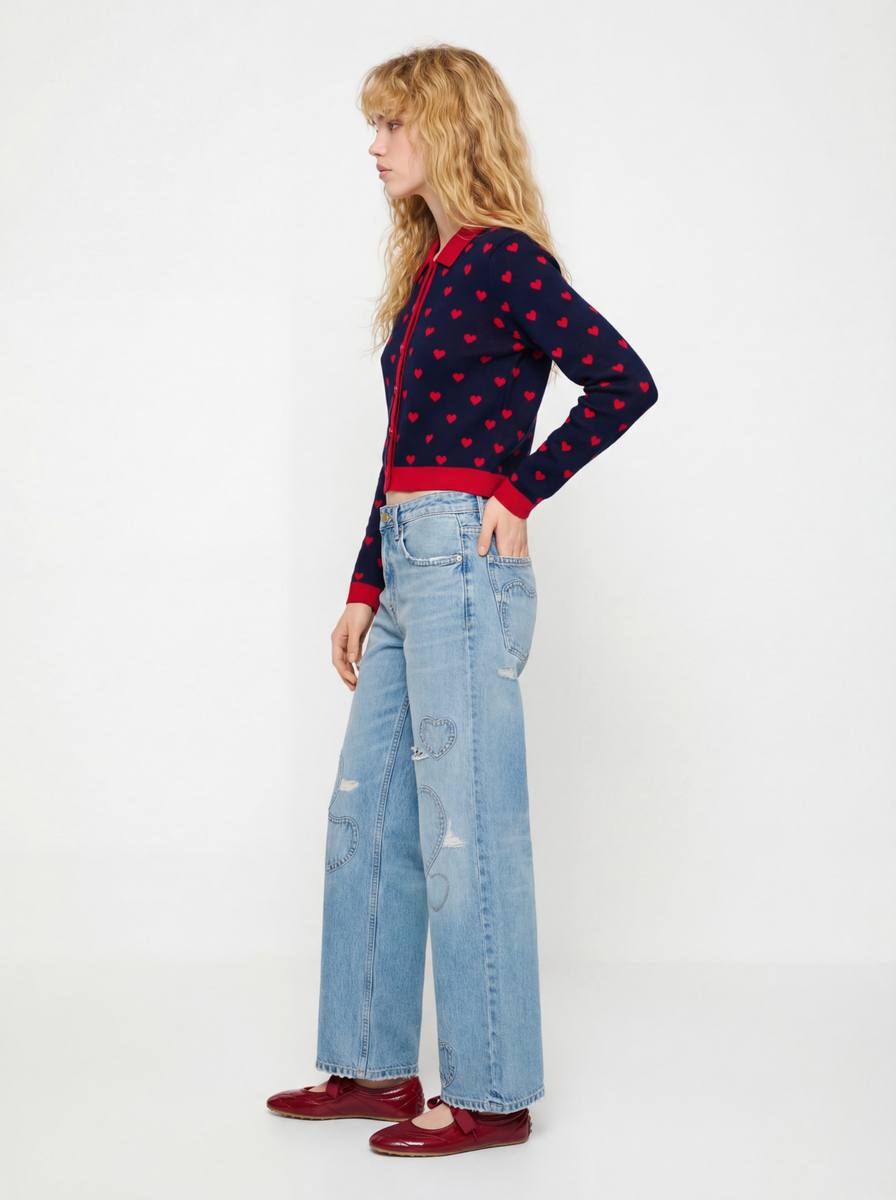 Look total denim con cardigan a cuori, vista laterale